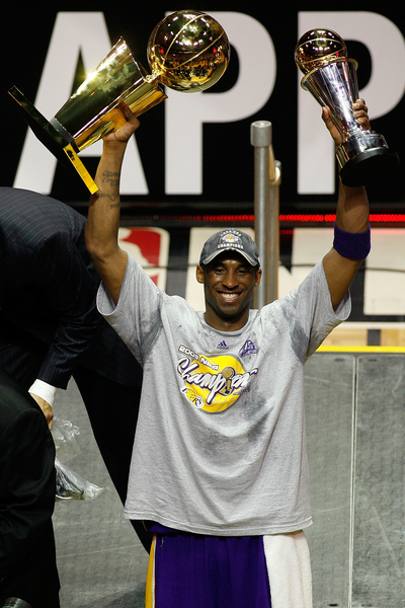 Giugno 2009 Kobe con due dei numerosi trofei conquistati in carriera, il Larry O&#39;Brien e MVP (Nba/Getty)